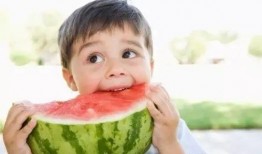 卖娃还不忘吃瓜,揭秘网络红人的双面人生