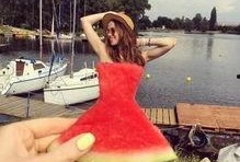 吃瓜爬山穿泳衣,吃瓜、爬山、穿泳衣的欢乐之旅