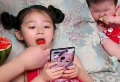 给女儿吃瓜,女儿的快乐瓜时光