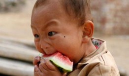 吃瓜男孩绘画,描绘当代少年生活的趣味画卷