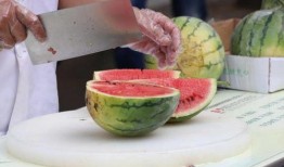 和同学吃瓜,与同学共享的欢乐时光