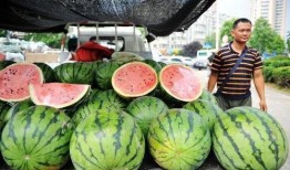 卖首饰女吃瓜,揭秘珠宝界幕后风云