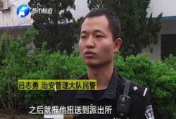 男生围观吃瓜图片,围观吃瓜，男生们的热议瞬间