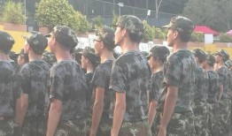 吃瓜看军训图片,吃瓜群众围观青春风采