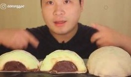 弟弟吃哈密瓜的样子,甜蜜瞬间定格