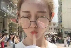 眼镜女生敲门吃瓜,揭秘吃瓜背后的故事