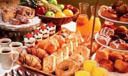 服务员吃瓜现场,意外成为餐厅焦点事件