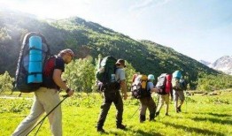 公园爬山吃瓜图片高清,爬山吃瓜乐享悠闲时光