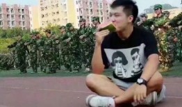 军训吊带吃瓜群众,揭秘军营里的趣味瞬间