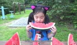 给女儿吃瓜,女儿的快乐瓜时光