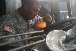 美国大兵健身房吃瓜,揭秘军营健身生活