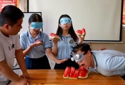 吃瓜比赛蒙眼情侣,趣味横生，甜蜜对决