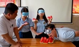 吃瓜比赛蒙眼情侣,趣味横生，甜蜜对决