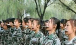 吃瓜看军训图片,吃瓜群众围观青春风采
