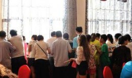 服务员吃瓜现场,意外成为餐厅焦点事件