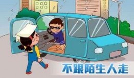 吃瓜小心被坏人抓走,吃瓜需谨慎，防范坏人抓走