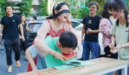 跳舞老师给他吃瓜,跟随跳舞老师共赴甜蜜瓜田之旅