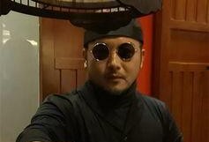 街头采访情侣吃瓜,情侣街头吃瓜，甜蜜互动引路人围观