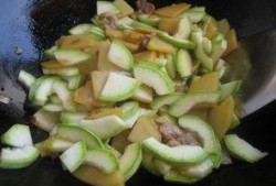 大暑吃角瓜,传统美食与健康养生两不误