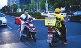 外卖小哥吃瓜奔驰,一场意外引发的全民热议